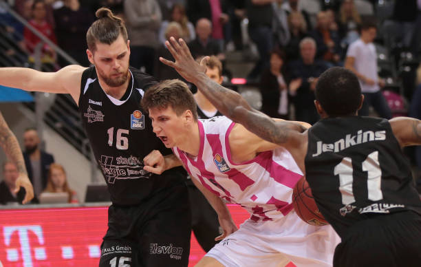 两人在场上 两人在场上